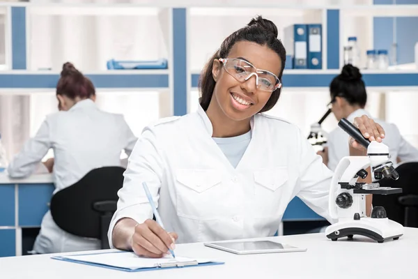 Scientifique travaillant en laboratoire chimique — Photo de stock