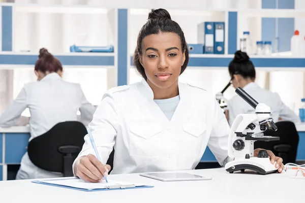 Scienziato che lavora nel laboratorio chimico — Foto stock