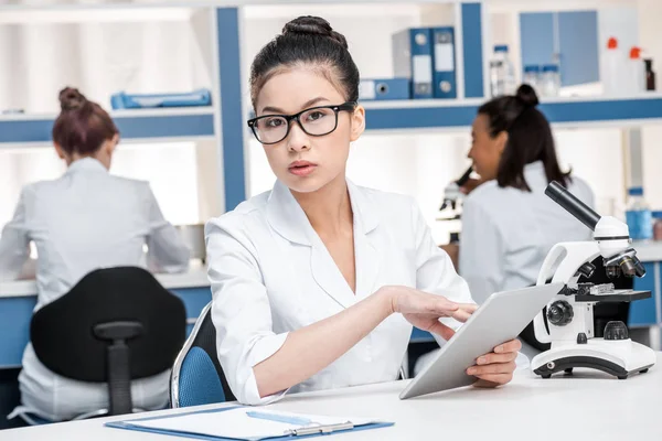 Scientist working in chemical lab — Stock Photo