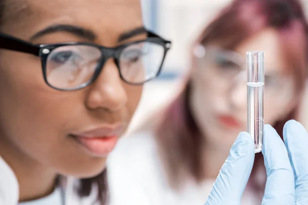 Científico trabajando en laboratorio - foto de stock