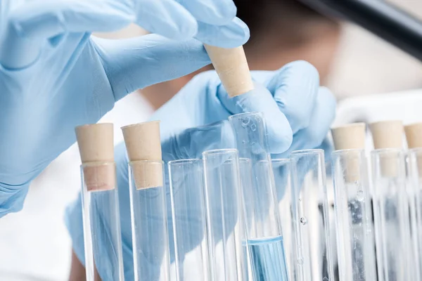 Cientista que trabalha em laboratório — Fotografia de Stock