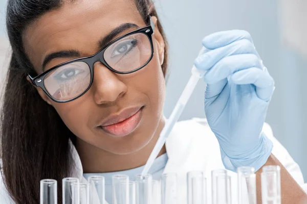 Científico trabajando en laboratorio - foto de stock