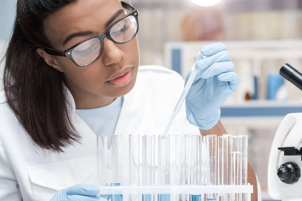 Científico trabajando en laboratorio - foto de stock