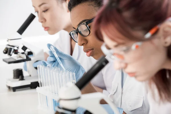 Científicos trabajando en laboratorio - foto de stock