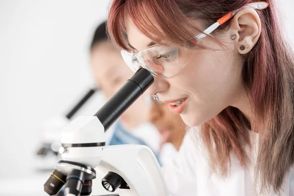 Scientist working in lab — Stock Photo