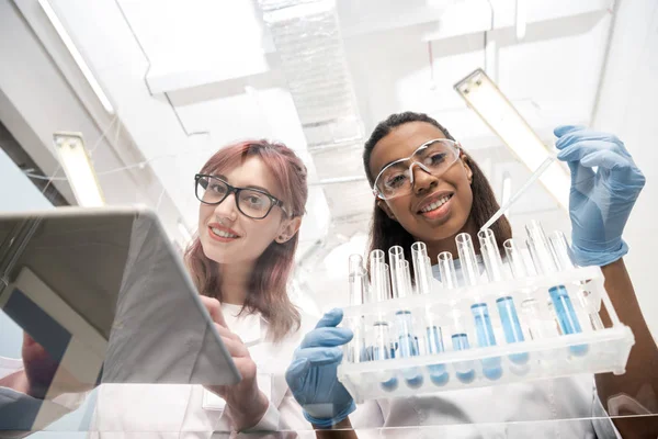 Científicos trabajando juntos - foto de stock