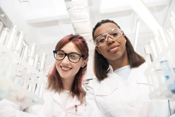Groupe de scientifiques en laboratoire — Photo de stock