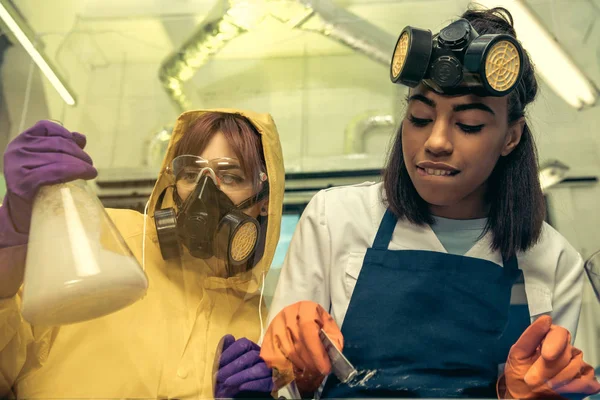 Жінка розділяє ліки в лабораторії — стокове фото