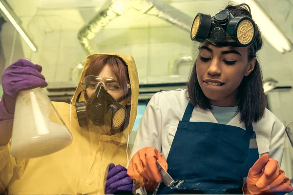 Mulher dividindo drogas em laboratório — Fotografia de Stock