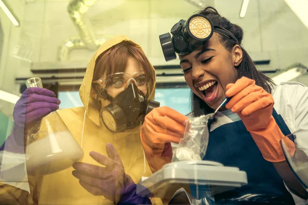 Women preparing drugs in laboratory — Stock Photo