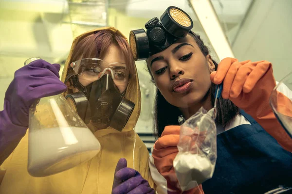 Women preparing drugs in laboratory — Stock Photo