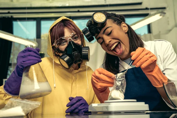 Women preparing drugs in laboratory — Stock Photo