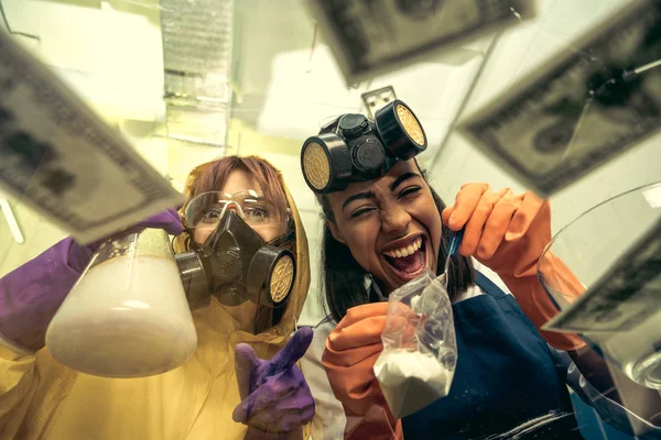 Mulheres preparando drogas em laboratório — Fotografia de Stock