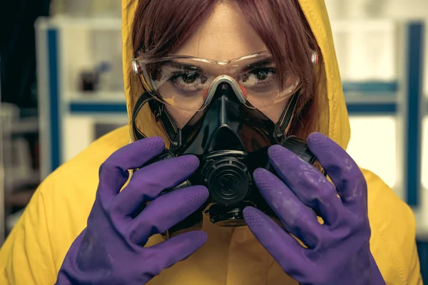 Jeune fille technicien de laboratoire — Photo de stock