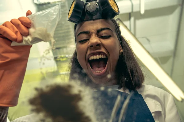 Girl chemist working with drugs in laboratory — Stock Photo