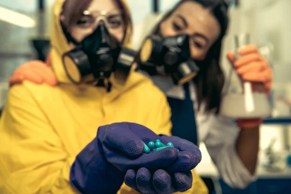 Femmes chimistes au laboratoire scientifique avec des médicaments — Photo de stock