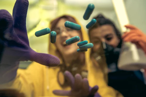 Mujeres químicas en el laboratorio científico con drogas - foto de stock