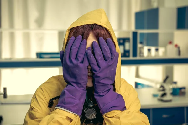 Young girl laboratory technician — Stock Photo