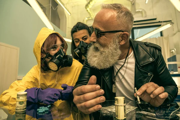 Homme prenant des drogues avec des femmes dans l'équipement — Photo de stock