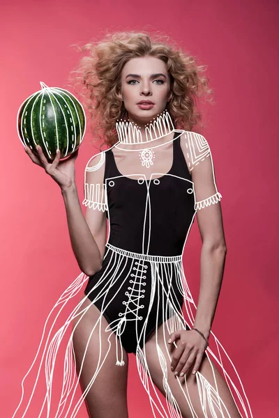 Frau hält frische Wassermelone in der Hand — Stockfoto