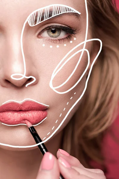 Frau beim Make-up mit Lippenbürste — Stockfoto