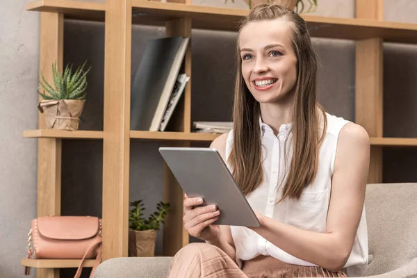 Frau nutzt digitales Tablet — Stockfoto