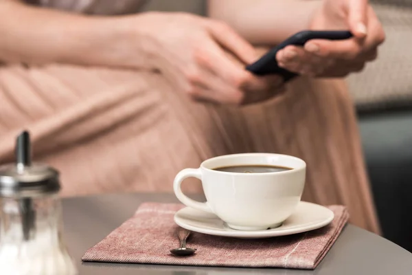 Coffee cup on table — Stock Photo