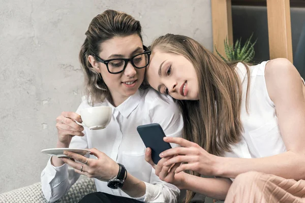 Lesbisches Paar trinkt Kaffee — Stockfoto