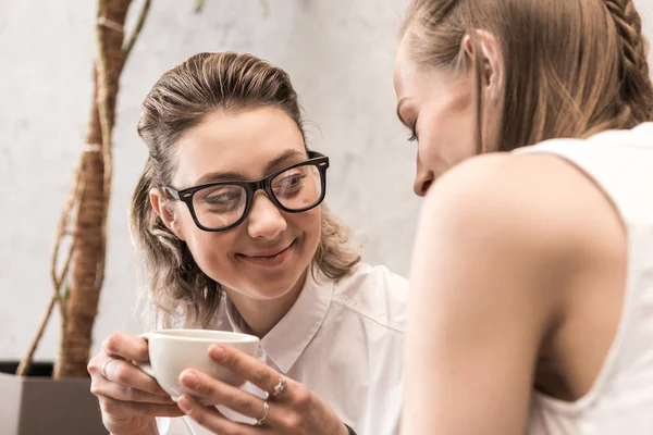 Lesbisches Paar trinkt Kaffee — Stockfoto