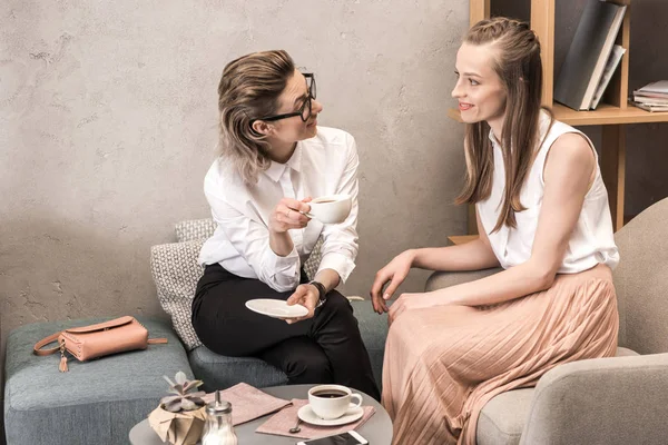 Lesbian couple drinking coffee — Stock Photo