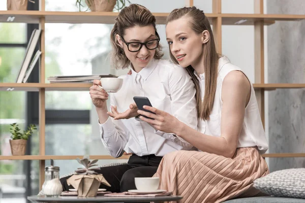 Lesbisches Paar trinkt Kaffee — Stockfoto