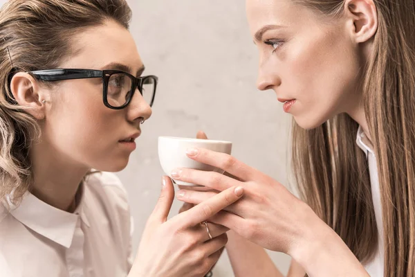 Lesbianas pareja bebiendo café - foto de stock