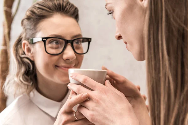 Lesbianas pareja bebiendo café - foto de stock