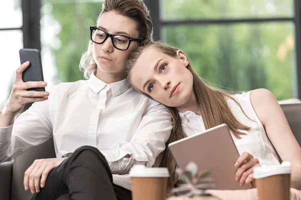 Mujer con estilo usando teléfono inteligente — Stock Photo