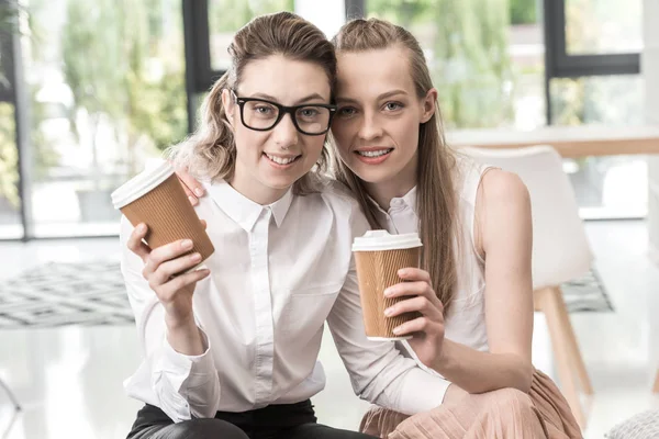 Lesbian couple drinking coffee — Stock Photo