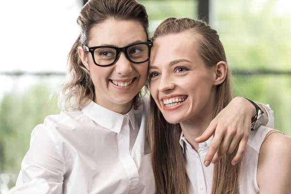 Pareja lesbiana pasando tiempo juntos - foto de stock