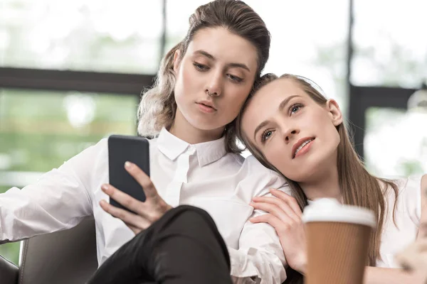 Mujer con estilo usando teléfono inteligente - foto de stock