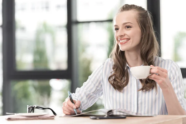 Femme d'affaires buvant du café — Photo de stock