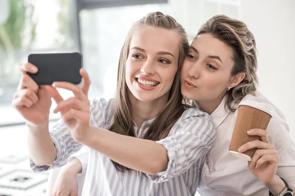 Novias sonrientes tomando selfie en el teléfono inteligente - foto de stock