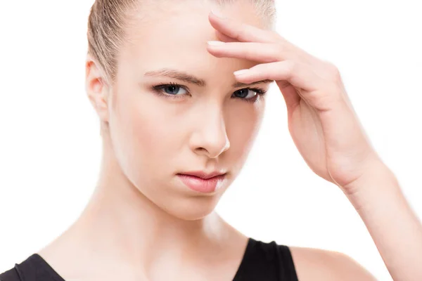 Mujer con dolor de cabeza tocando la cabeza - foto de stock