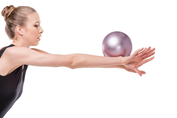 Rhythmische Sportgymnastin mit Ball — Stockfoto