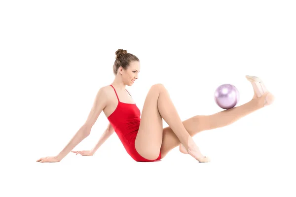 Gimnasta rítmica haciendo ejercicio con pelota - foto de stock