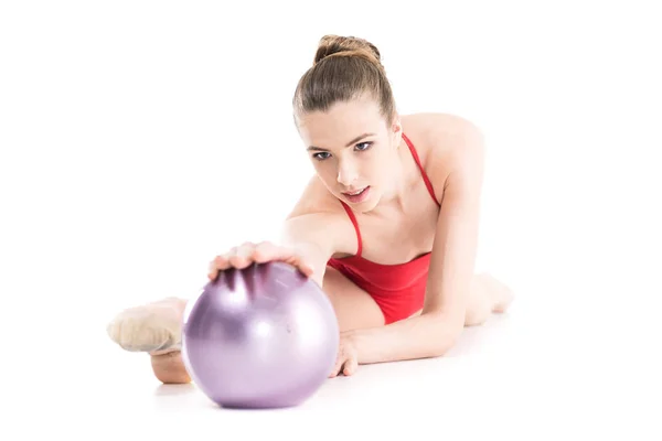 Gimnasta rítmica haciendo ejercicio con pelota - foto de stock