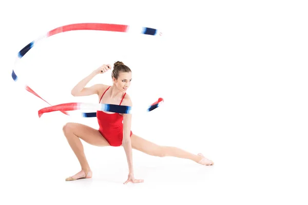 Rhythmische Sportgymnastin dehnt sich mit Seil — Stockfoto