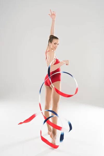 Ginnasta ritmica donna in posa con corda — Foto stock