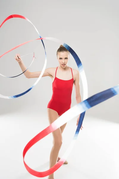 Женщина ритмичная гимнастка упражняющаяся с веревкой — стоковое фото