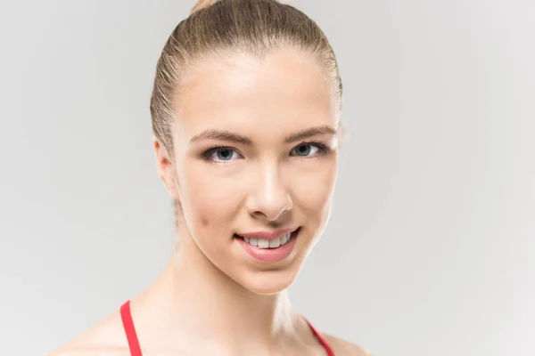 Молодая кавказская женщина-ритмичная гимнастка — стоковое фото