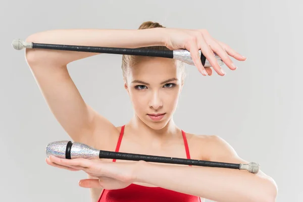 Gimnasta rítmica mujer haciendo ejercicio con los clubes - foto de stock