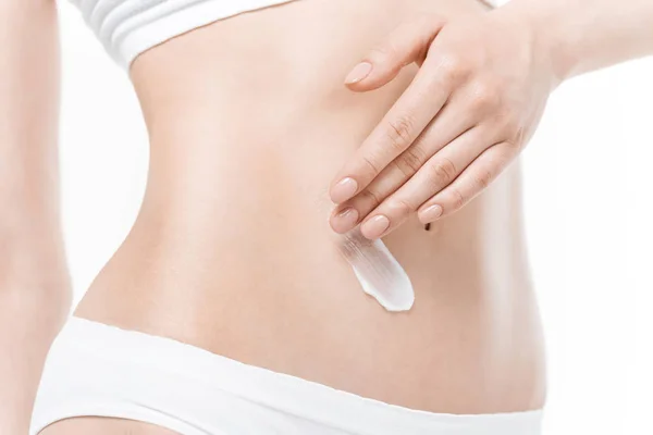 Donna che applica crema per il corpo — Foto stock