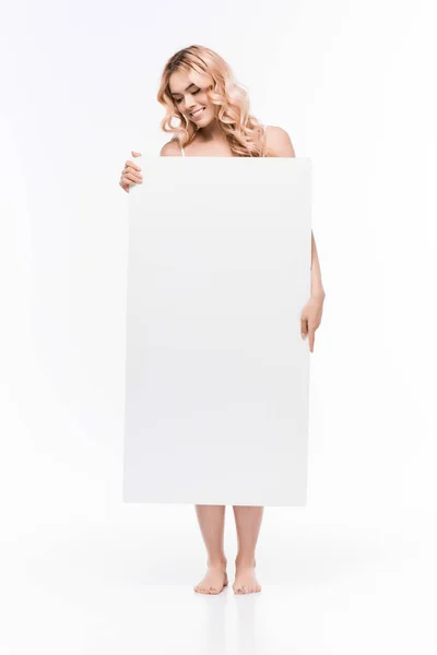 Mujer sosteniendo banner en blanco - foto de stock